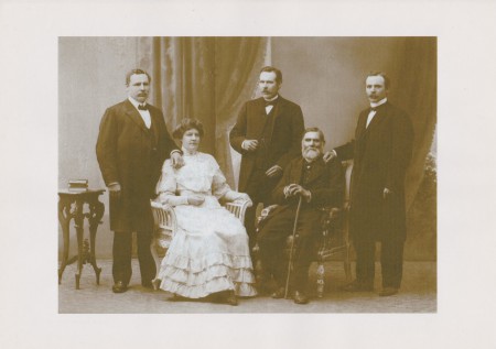 Mårten Hansson -sittande - farfarsfar.  Farfar Magnus Sjöholm i mitten - farfars syster Kristina - "faster Kina" - farfars bröder "farbror Rosén och farbror Krans" - vem som är vem vet jag inte. 